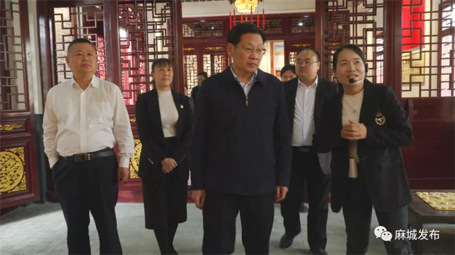 何飞.jpg